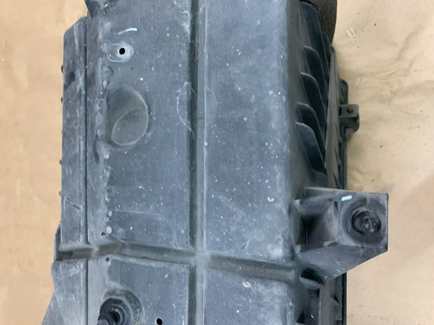 2009-2014 GM Suburban Tahoe Yukon Escalade Sierra Air Intake Filter Cleaner Box