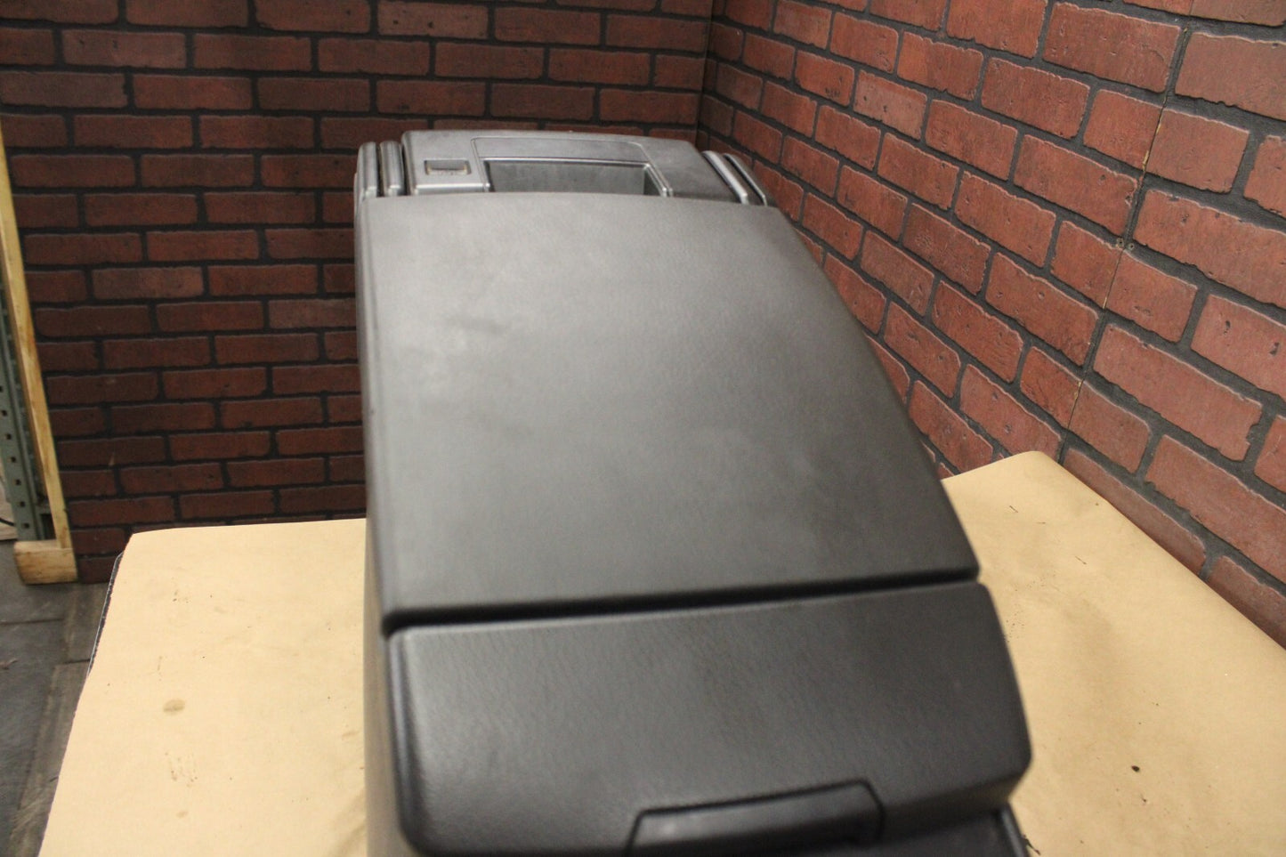 05-07 CHRYSLER 300 C FLOOR CENTER CONSOLE ARMREST STORAGE REAR SEAT DISPLAY DVD