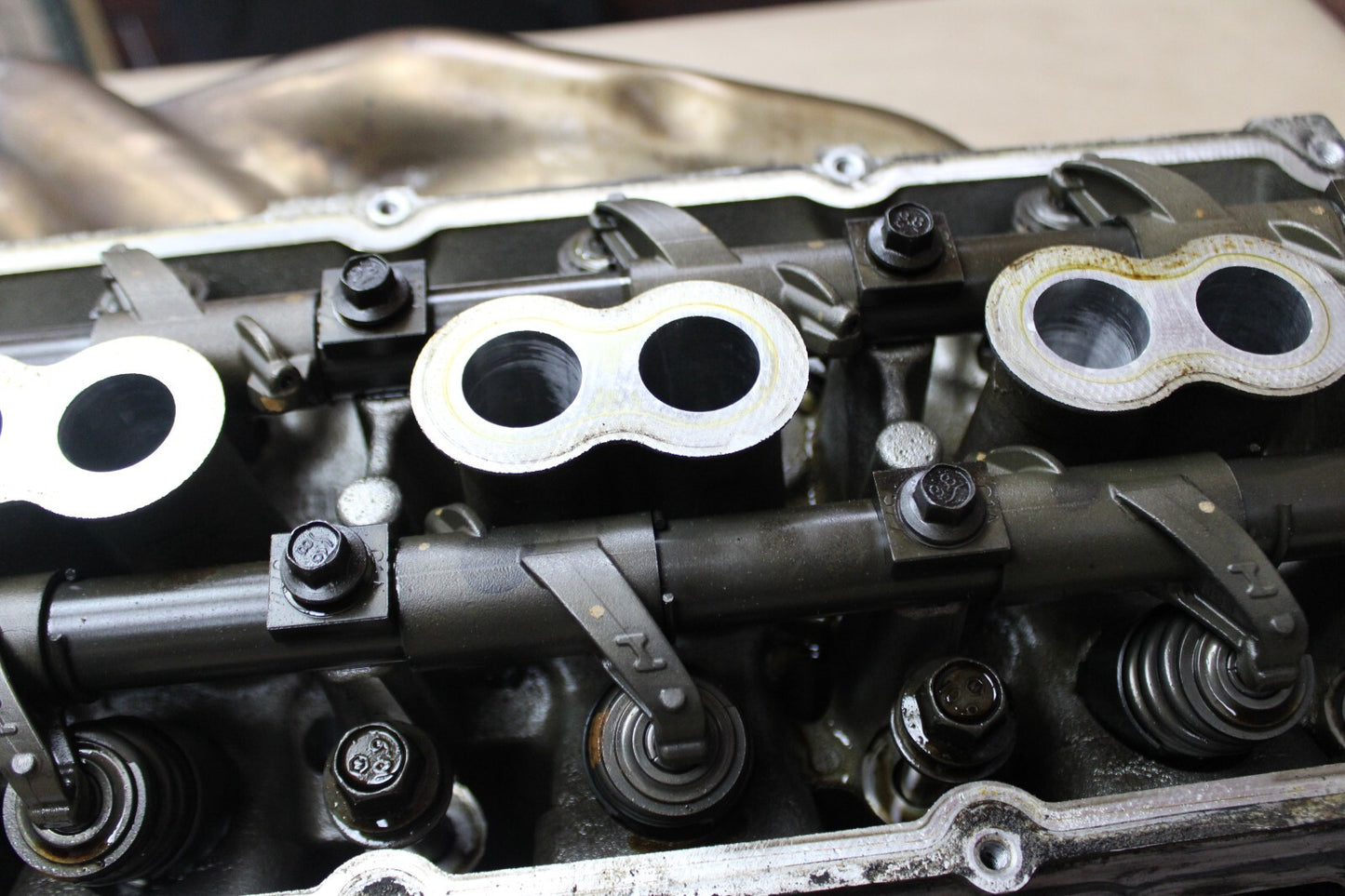 6.1L HEMI DODGE CHRYSLER JEEP DRIVER CYLINDER HEAD W EXHAUST MANIFOLD 05037369AA