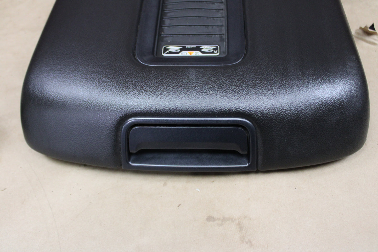 2014-2019 Chevrolet GMC Silverado Sierra Armrest Center Console Lid Charger