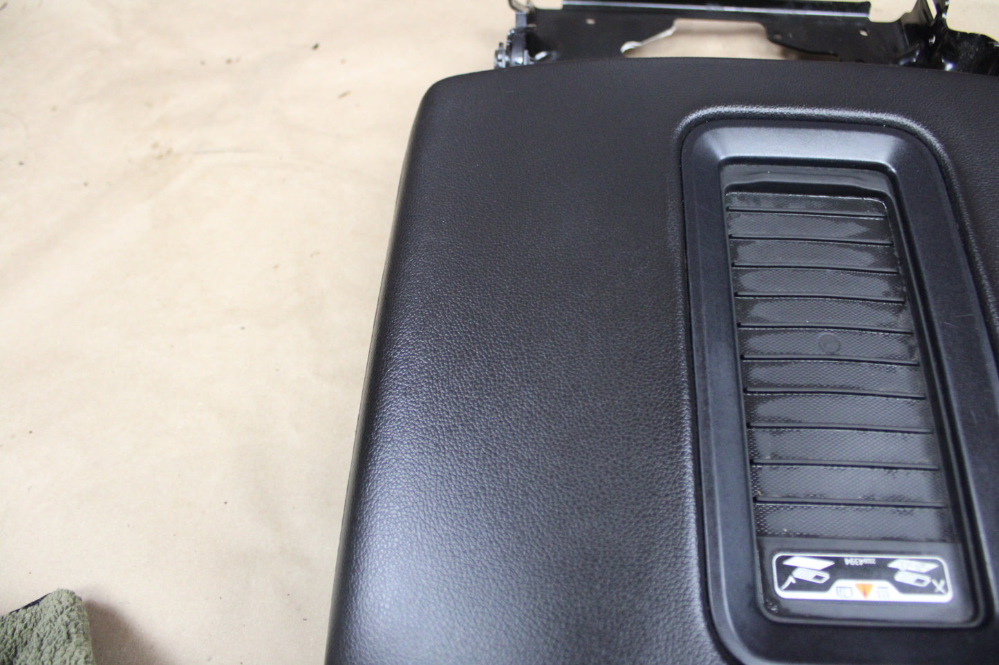 2014-2019 Chevrolet GMC Silverado Sierra Armrest Center Console Lid Charger