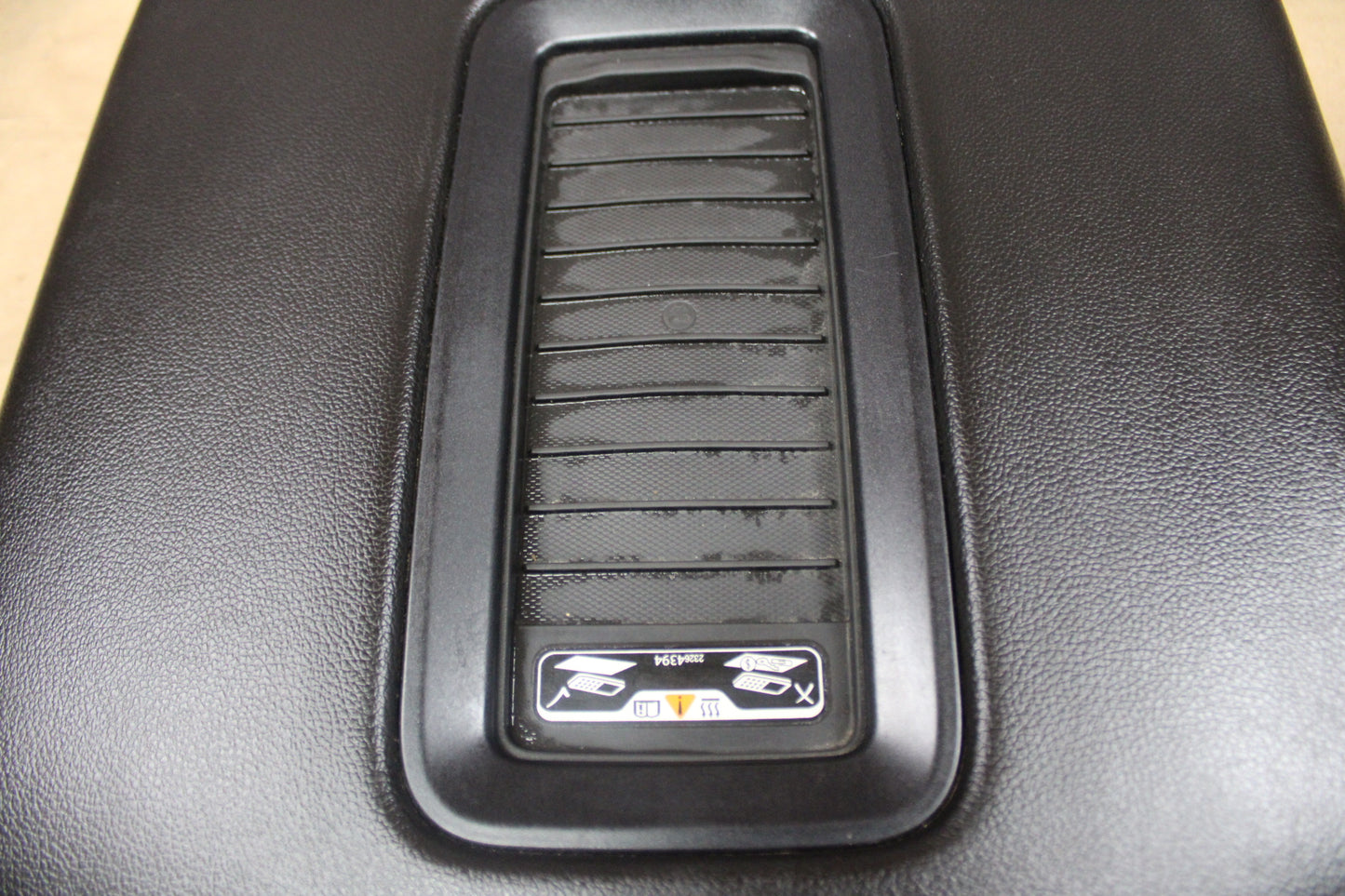 2014-2019 Chevrolet GMC Silverado Sierra Armrest Center Console Lid Charger