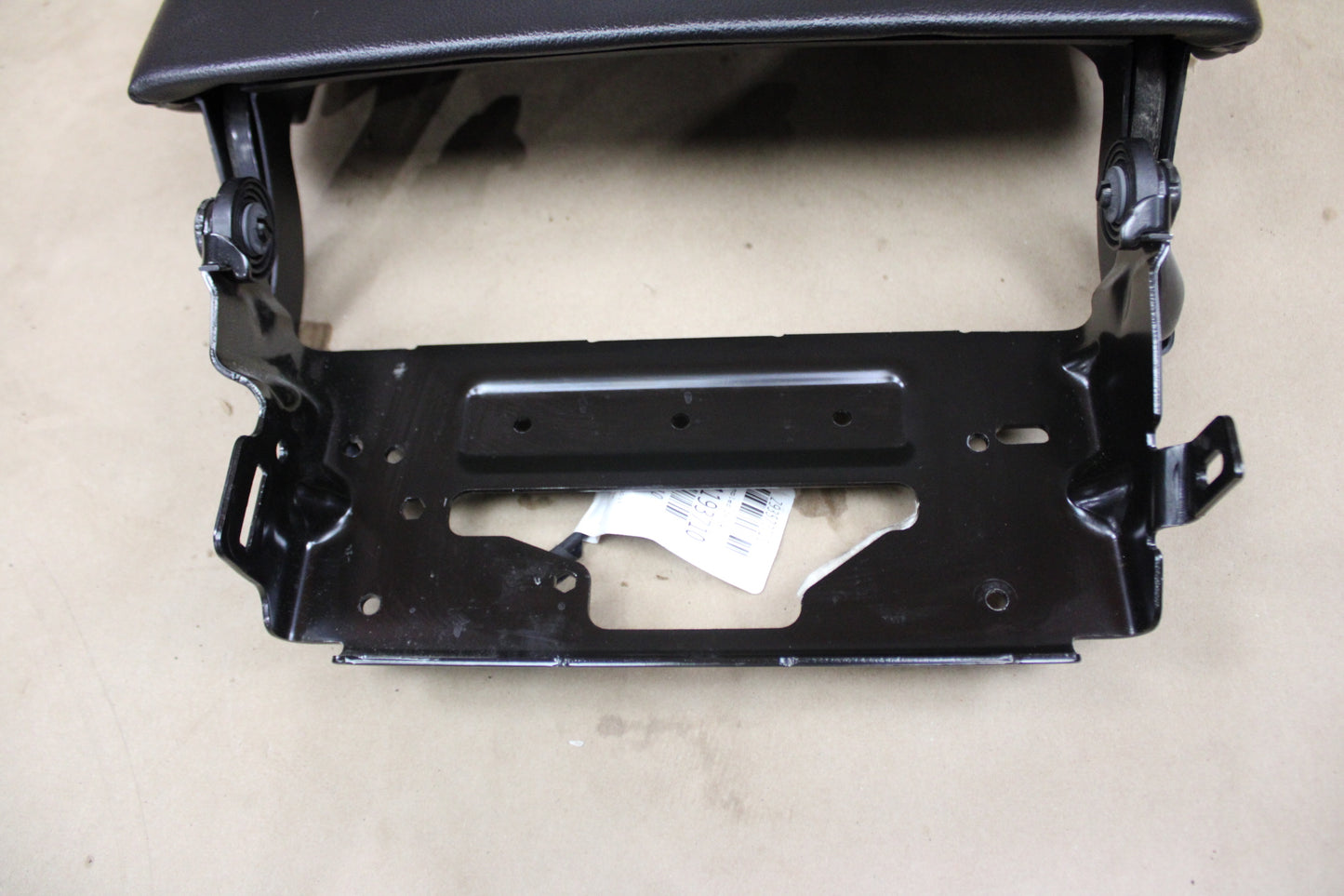 2014-2019 Chevrolet GMC Silverado Sierra Armrest Center Console Lid Charger