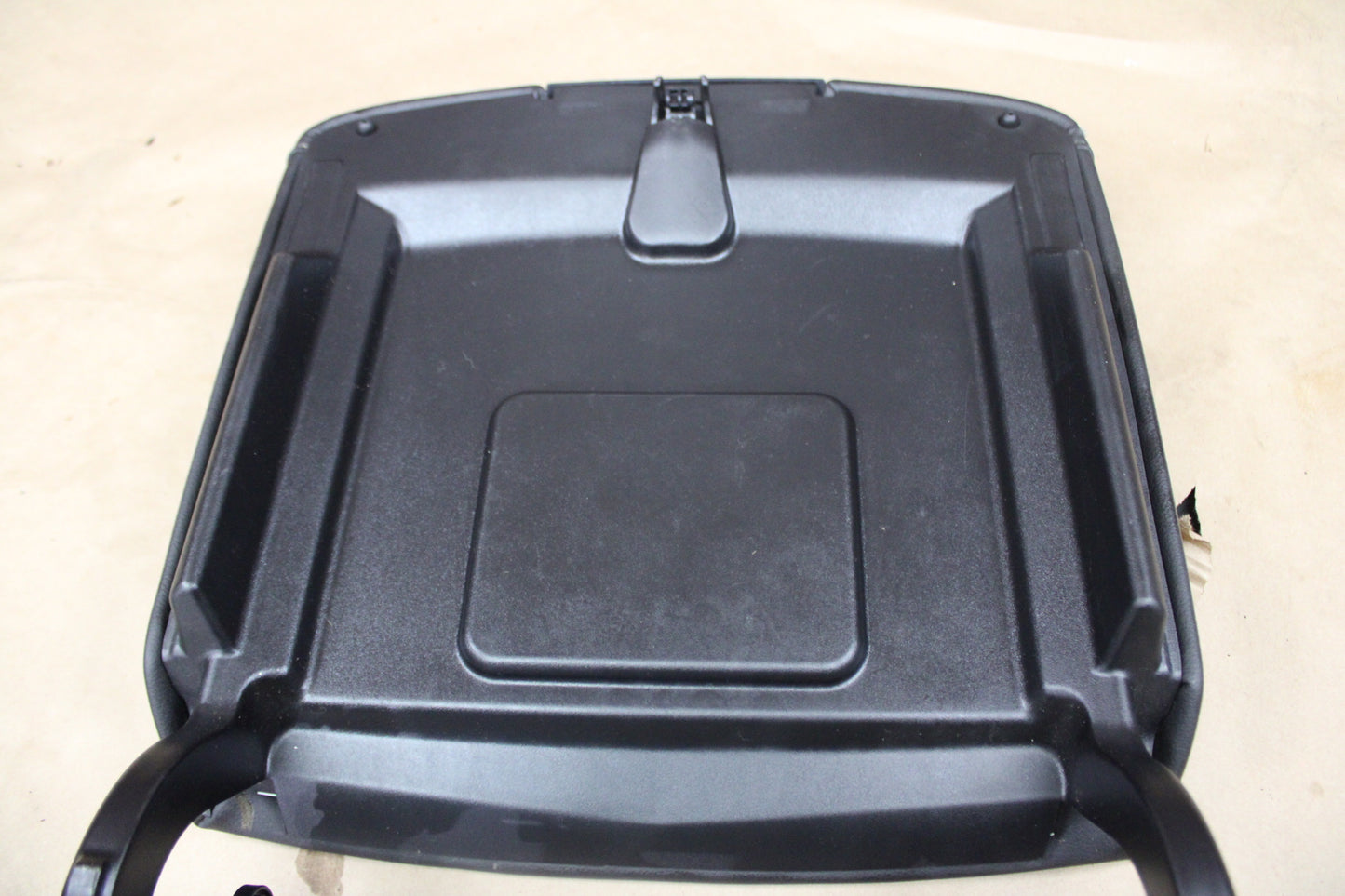 2014-2019 Chevrolet GMC Silverado Sierra Armrest Center Console Lid Charger