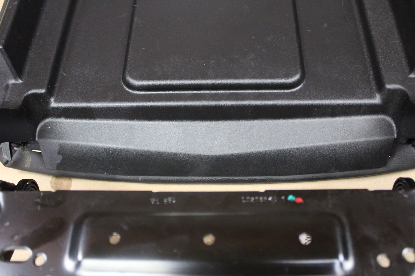 2014-2019 Chevrolet GMC Silverado Sierra Armrest Center Console Lid Charger