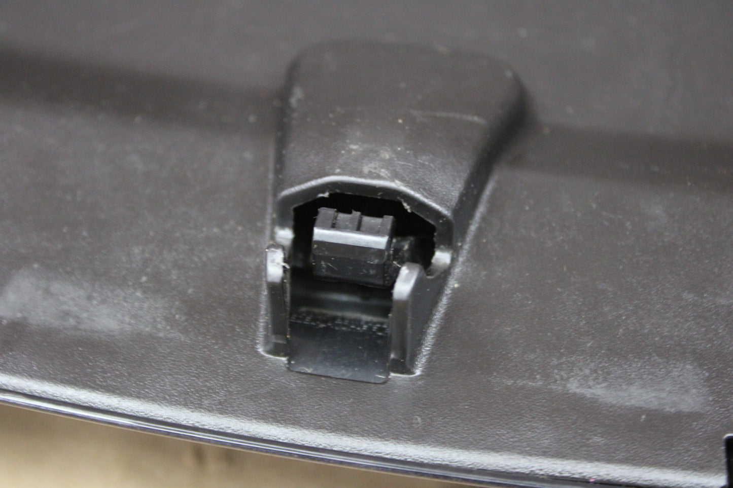 2014-2019 Chevrolet GMC Silverado Sierra Armrest Center Console Lid Charger