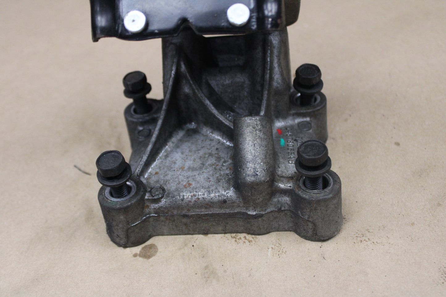 05-10 Mopar Challenger Charger 300 V8 6.1L 5.7L Motor Engine Mount Bracket Left