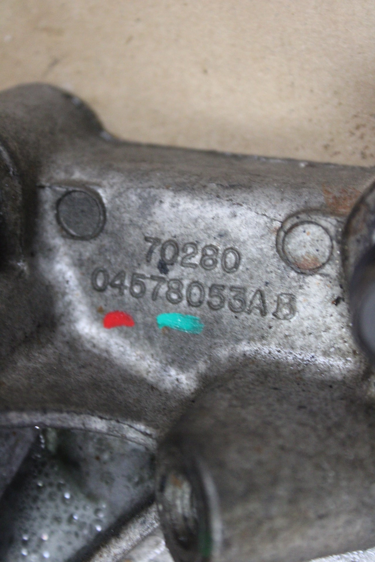 05-10 Mopar Challenger Charger 300 V8 6.1L 5.7L Motor Engine Mount Bracket Left