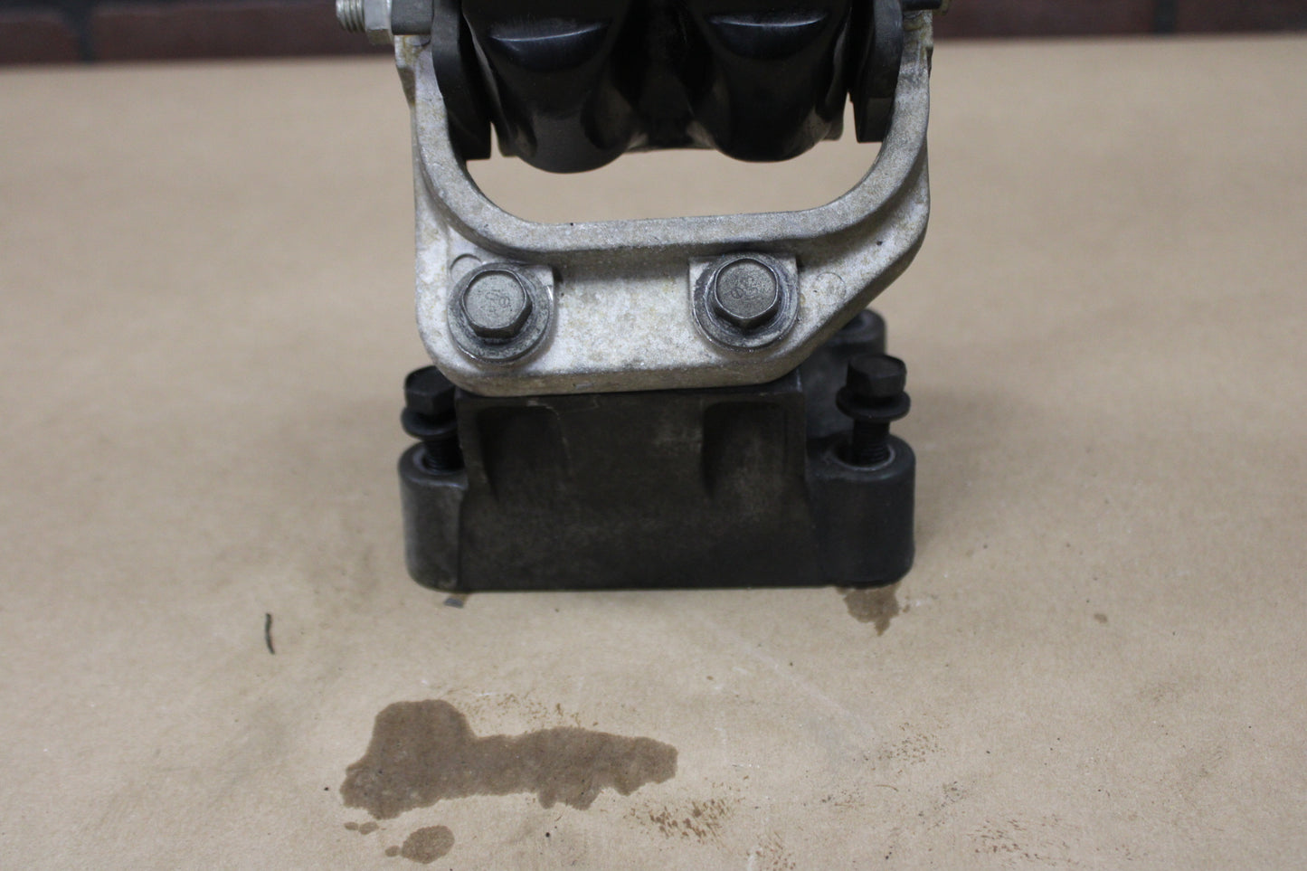05-10 Mopar Challenger Charger 300 V8 6.1L 5.7L Motor Engine Mount Bracket Left