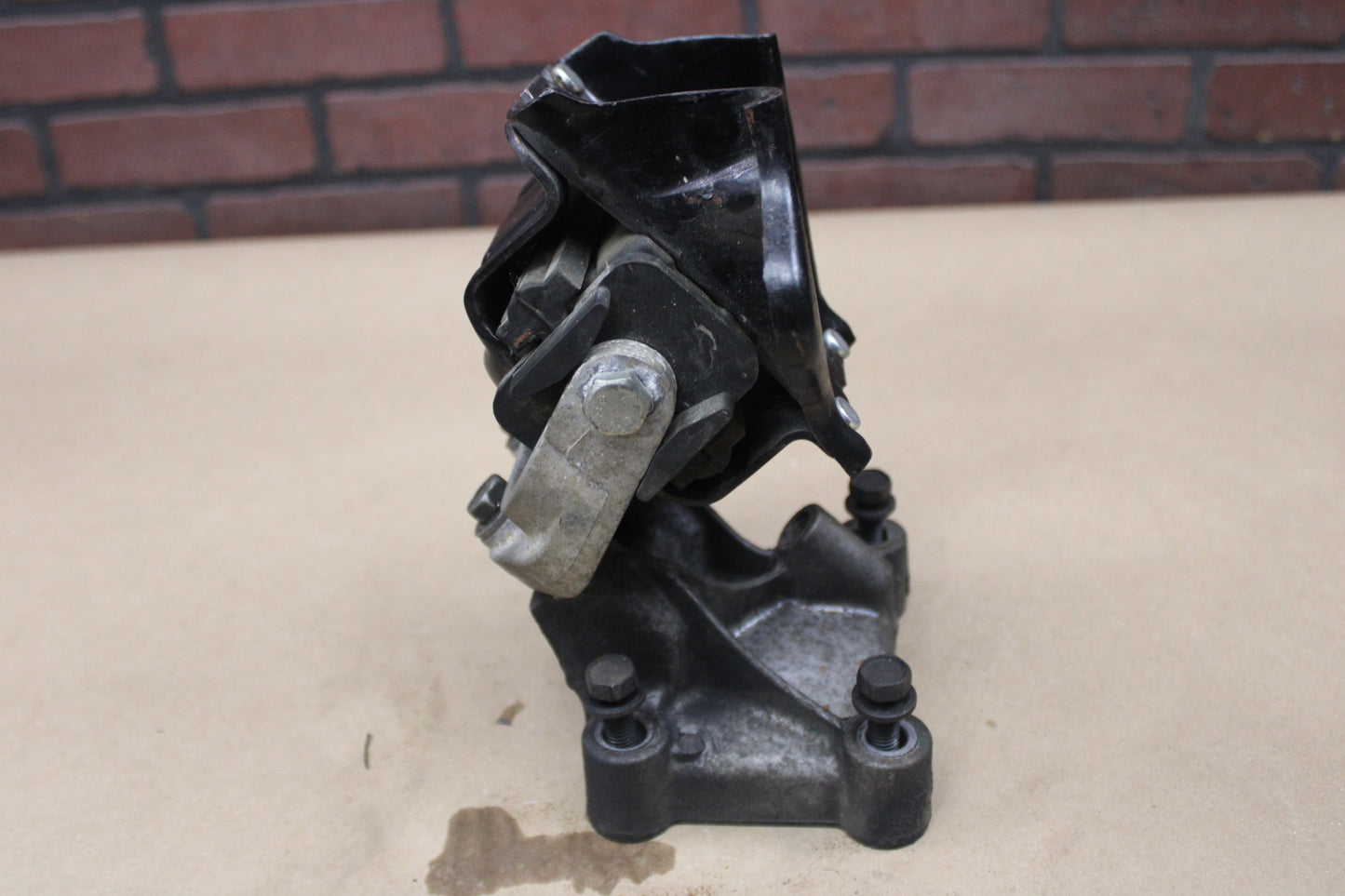 05-10 Mopar Challenger Charger 300 V8 6.1L 5.7L Motor Engine Mount Bracket Left