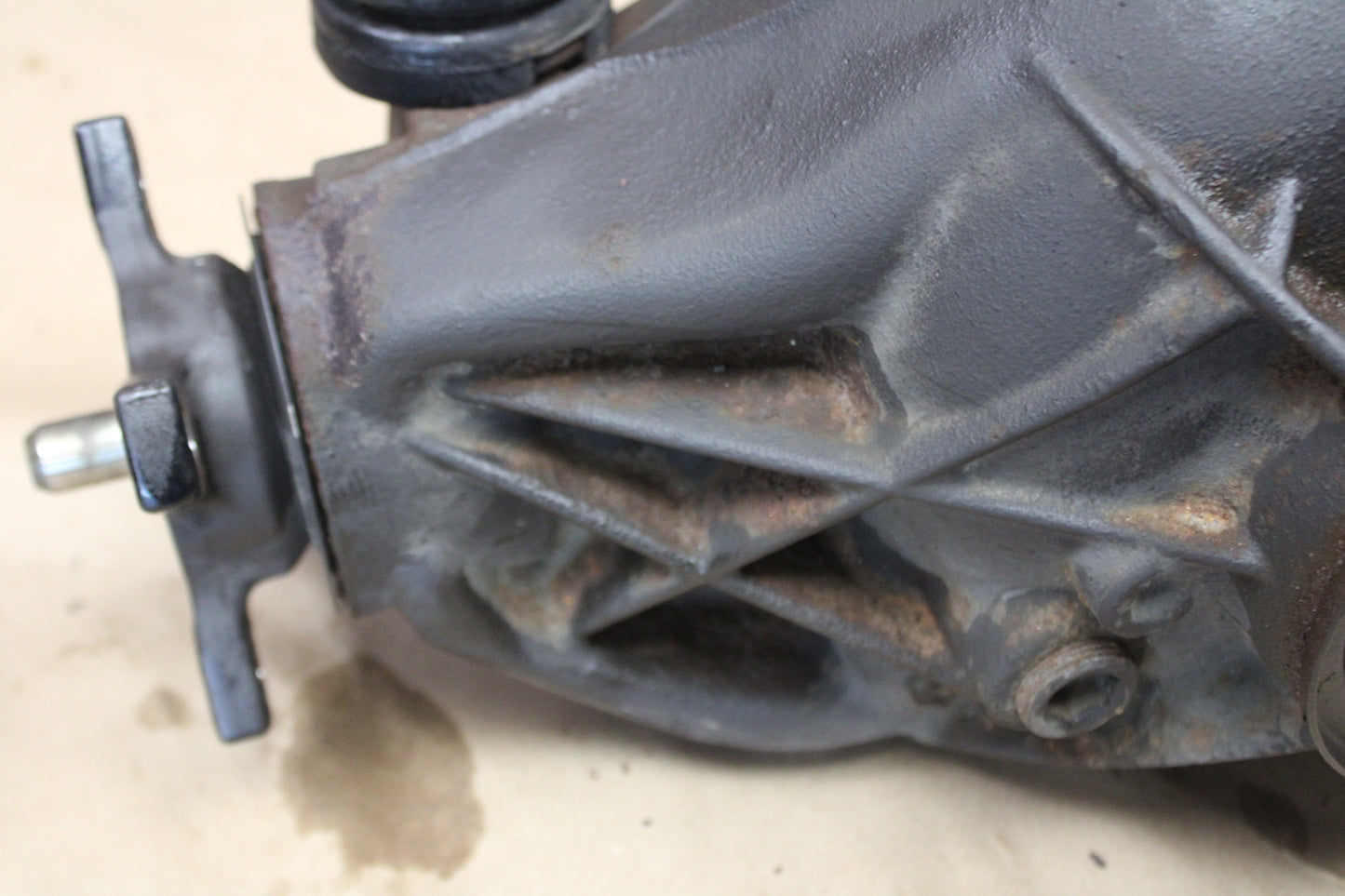 05-08 CHRYSLER 300C SRT8 6.1 OEM REAR AXLE 4 Bolt OPEN DIFFERENTIAL CARRIER 3.06