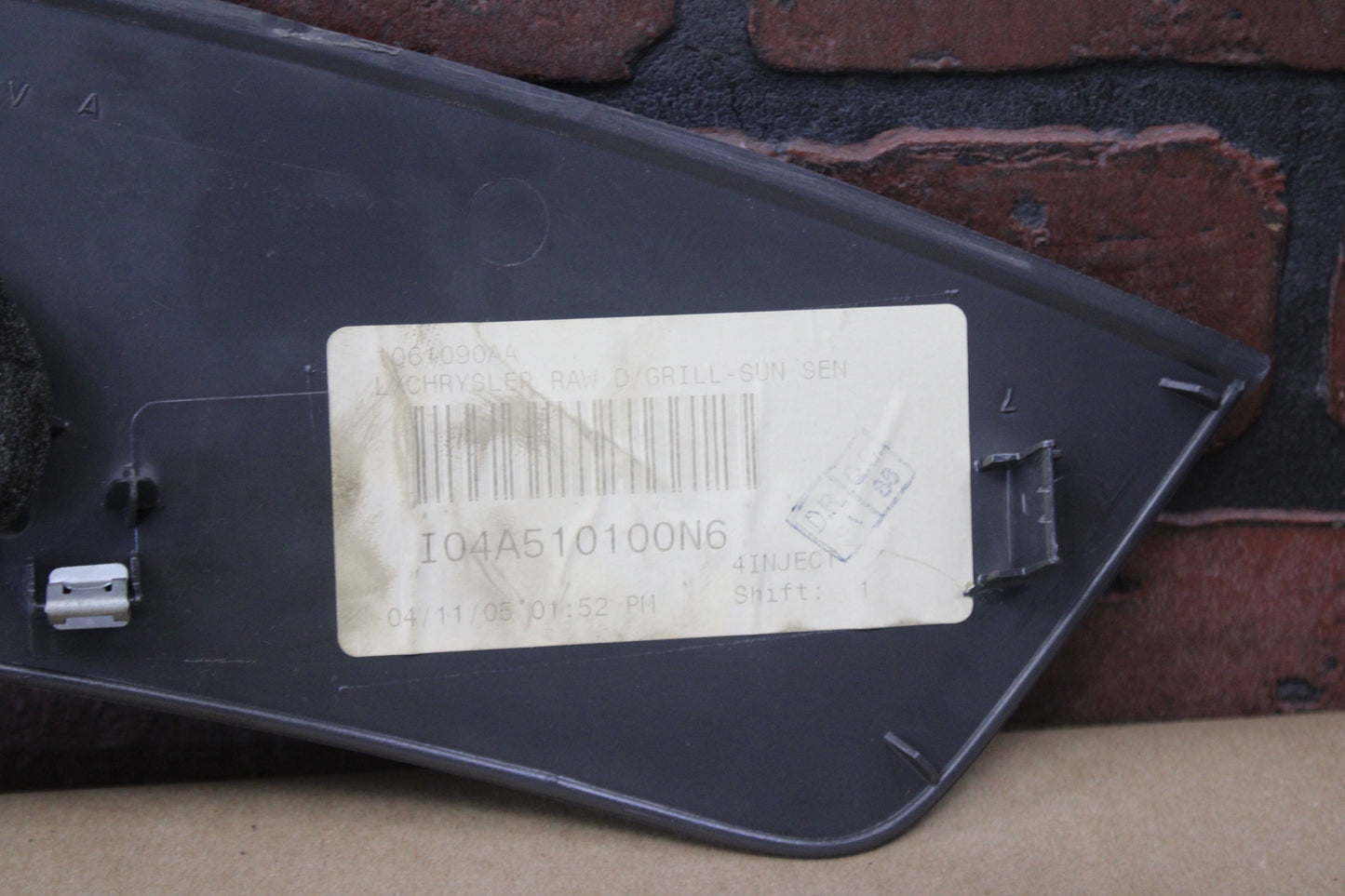 2005-2007 CHRYSLER 300 OEM DASHBOARD DEFROSTER TRIM PANEL VENT GRILLE