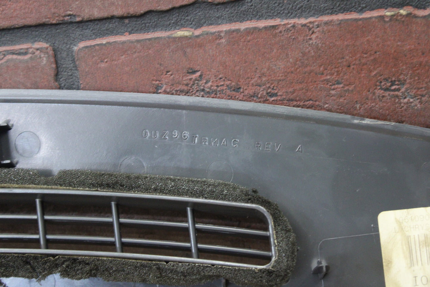 2005-2007 CHRYSLER 300 OEM DASHBOARD DEFROSTER TRIM PANEL VENT GRILLE