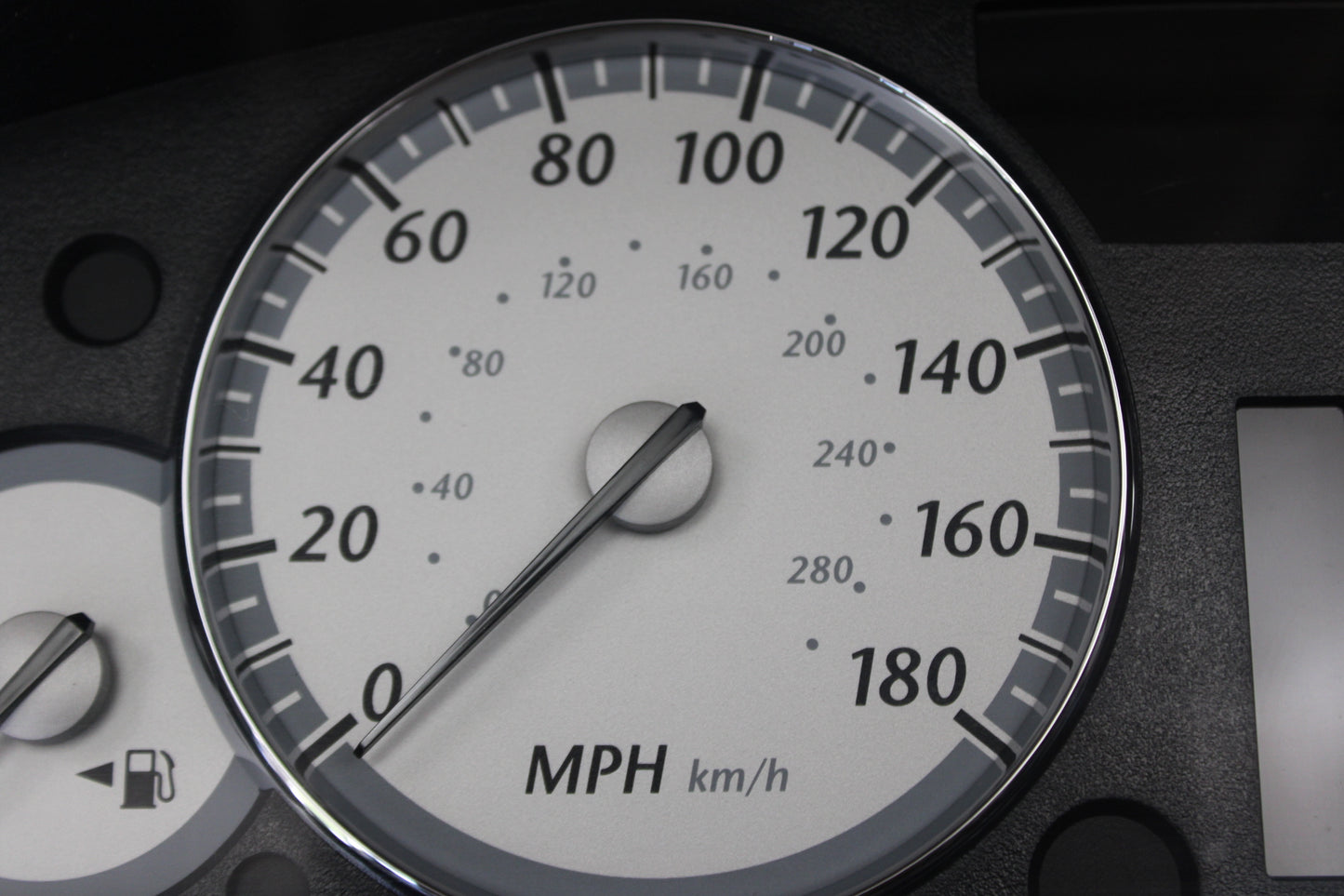 2005 - 2007 CHRYSLER 300C SRT8 OEM INSTRUMENT GUAGE CLUSTER SPEEDODOMETER