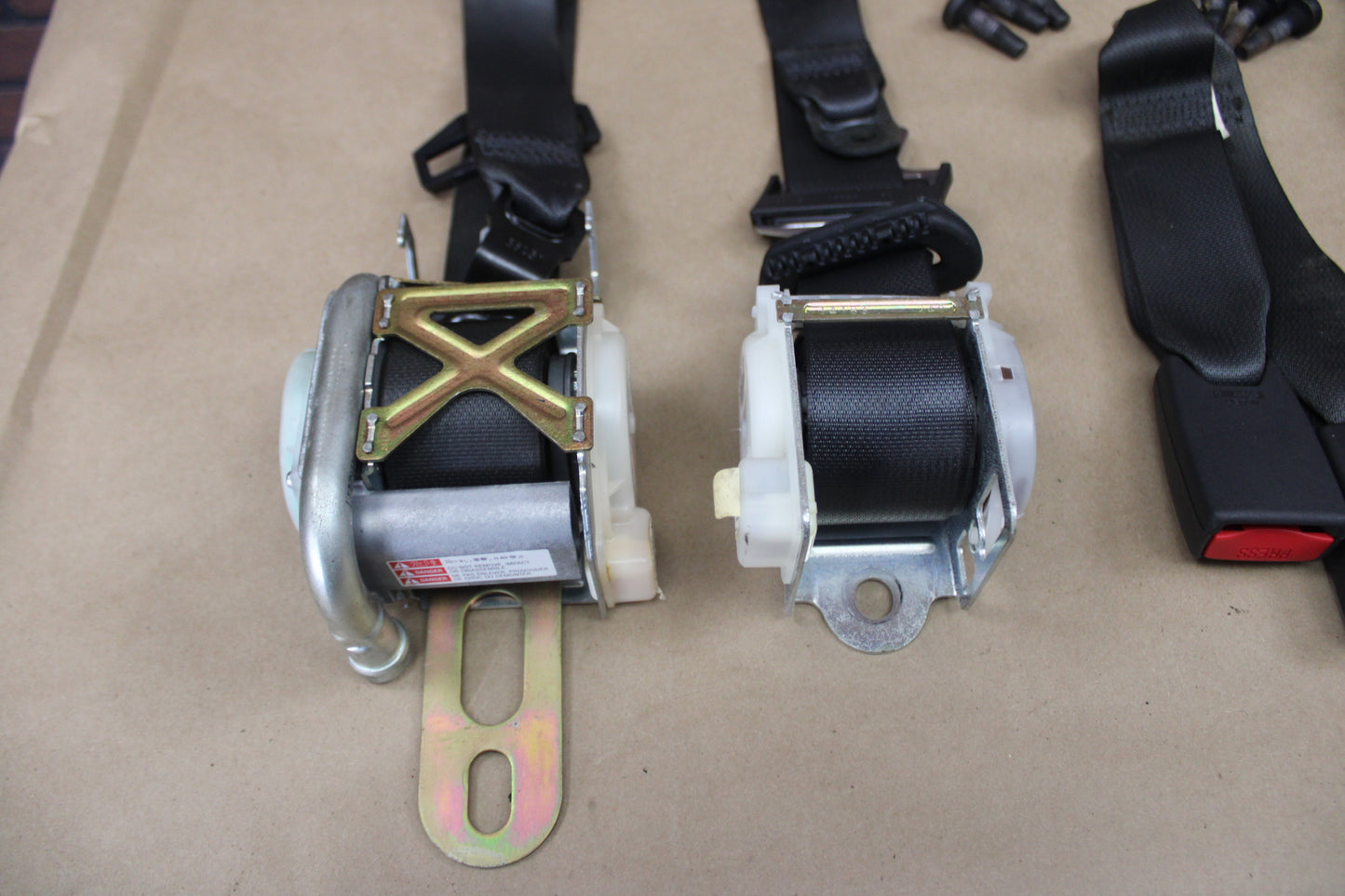 05-06 Charger Chrysler 300 OEM Full Set of Seat Belt Retractors Black 0UX54XDVAE