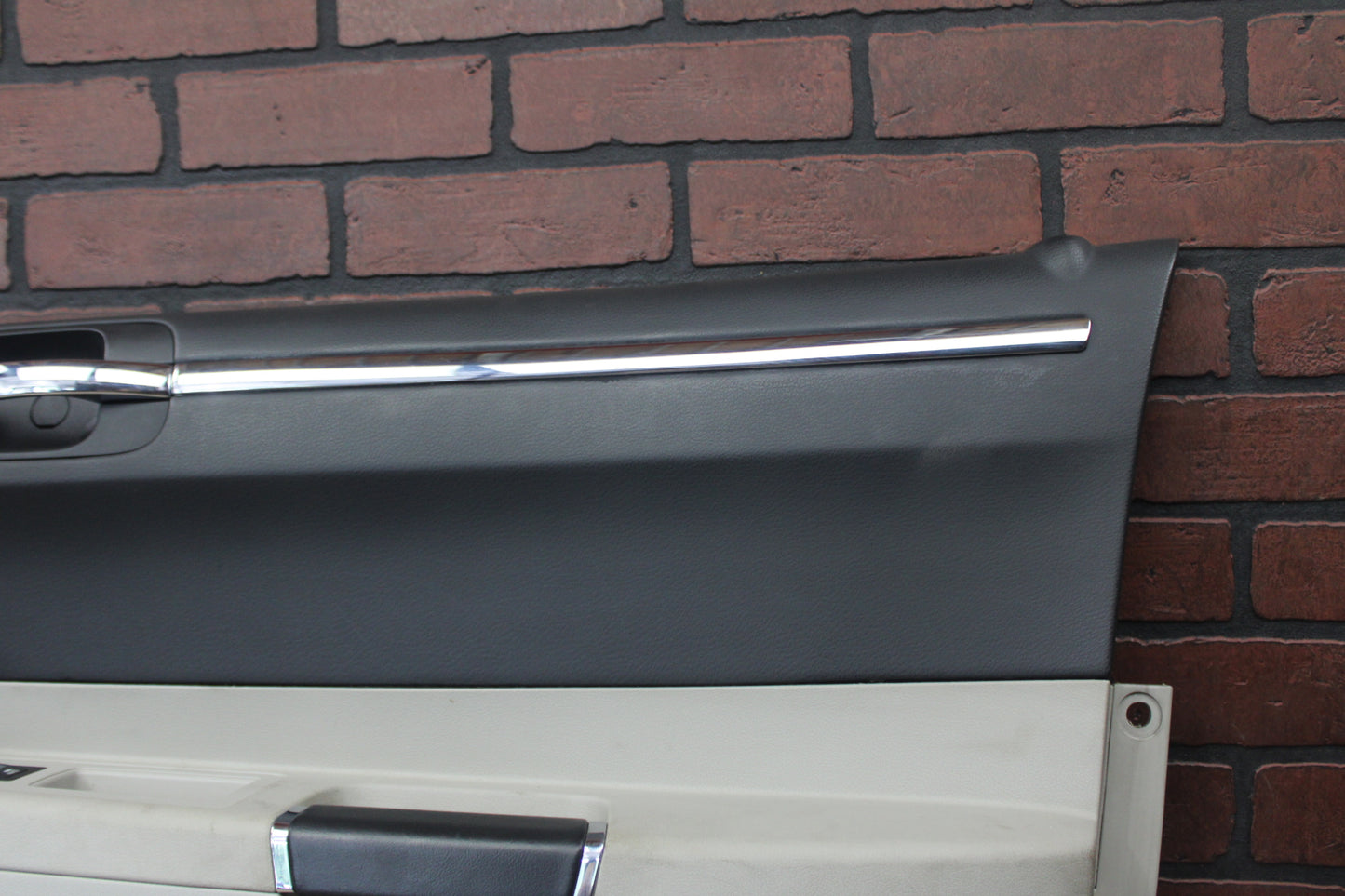 2006-2007 Chrysler 300 Front Passenger RH Side Interior Door Trim Panel