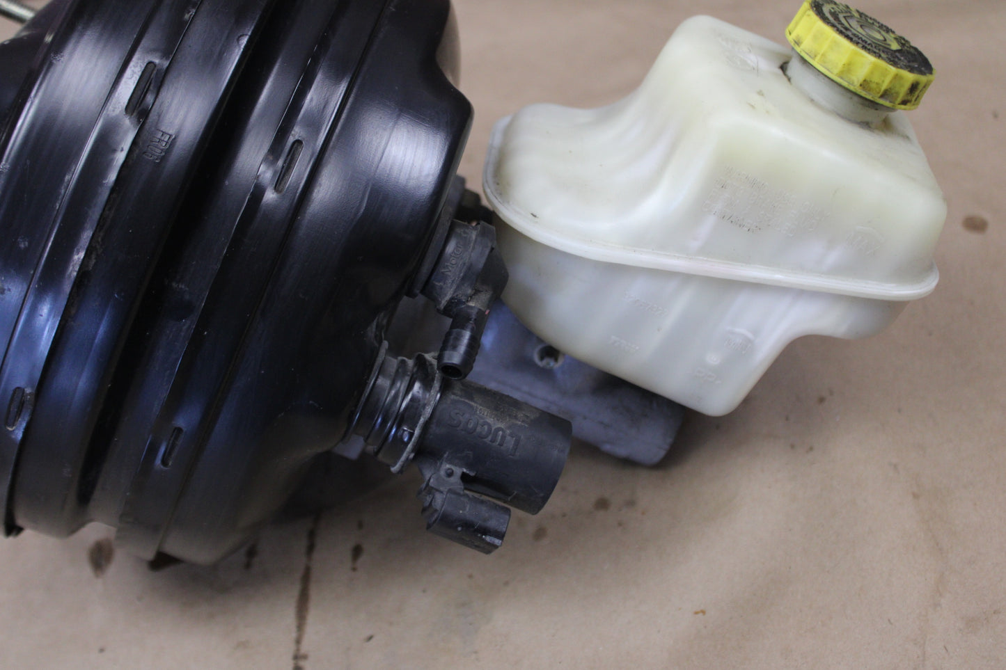 2005-2006 Chrysler 300 SRT Brake Booster Vacuum Master Cylinder 05290836AA