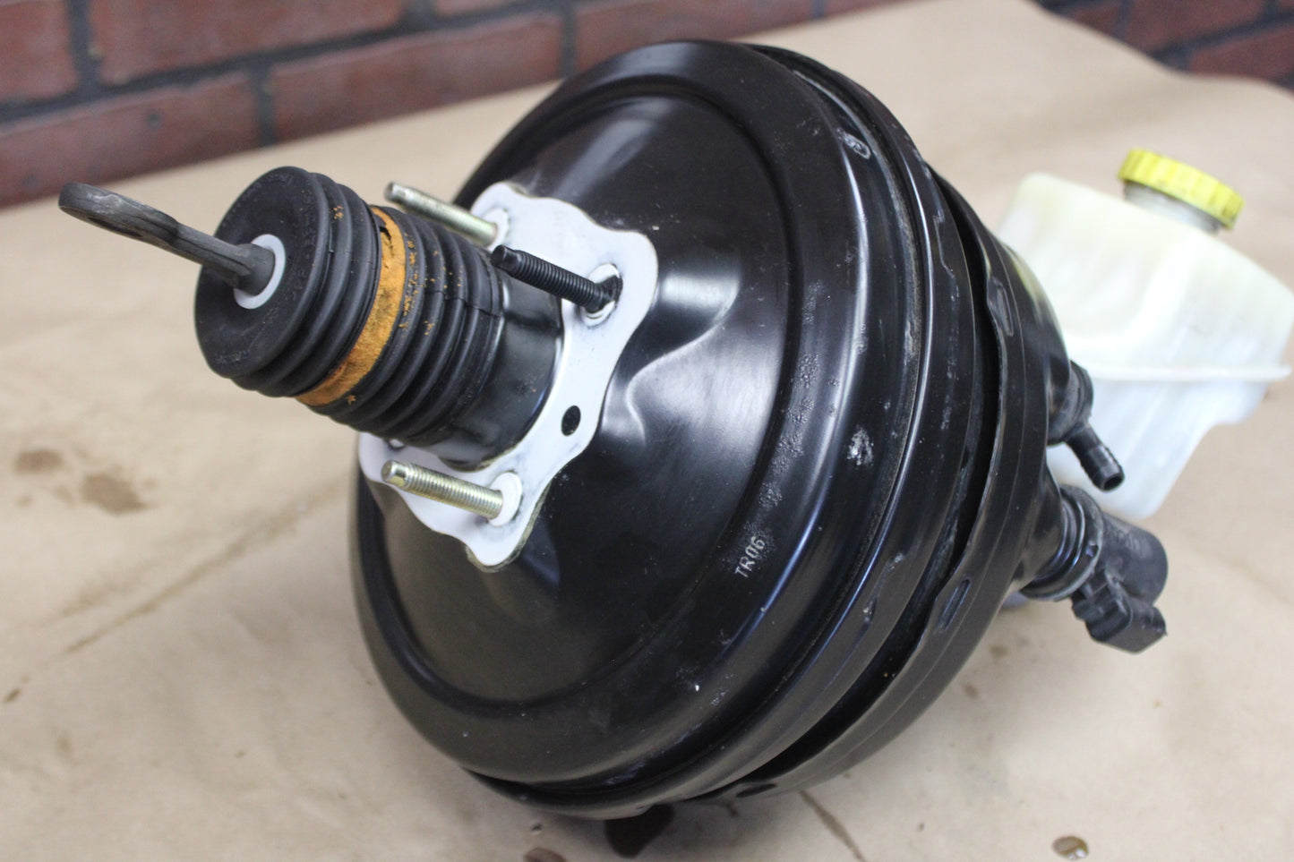 2005-2006 Chrysler 300 SRT Brake Booster Vacuum Master Cylinder 05290836AA