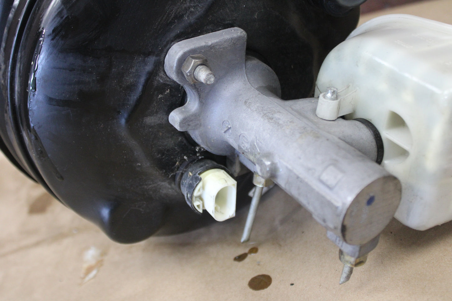 2005-2006 Chrysler 300 SRT Brake Booster Vacuum Master Cylinder 05290836AA