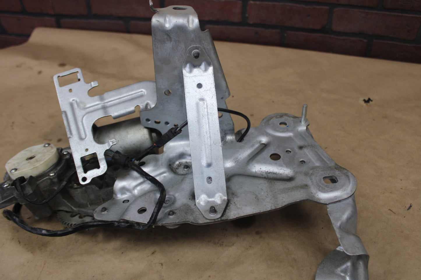 2009-2014 GM Rear Back Power Liftgate Hatch Trunk Lid Motor Actuator Assembly