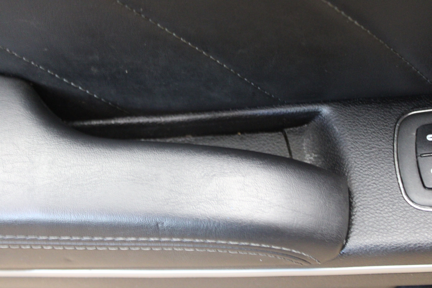 20-23 CHARGER FRONT DRIVER LH SIDE DOOR PANEL OEM LEATHER 6YD951X9AB