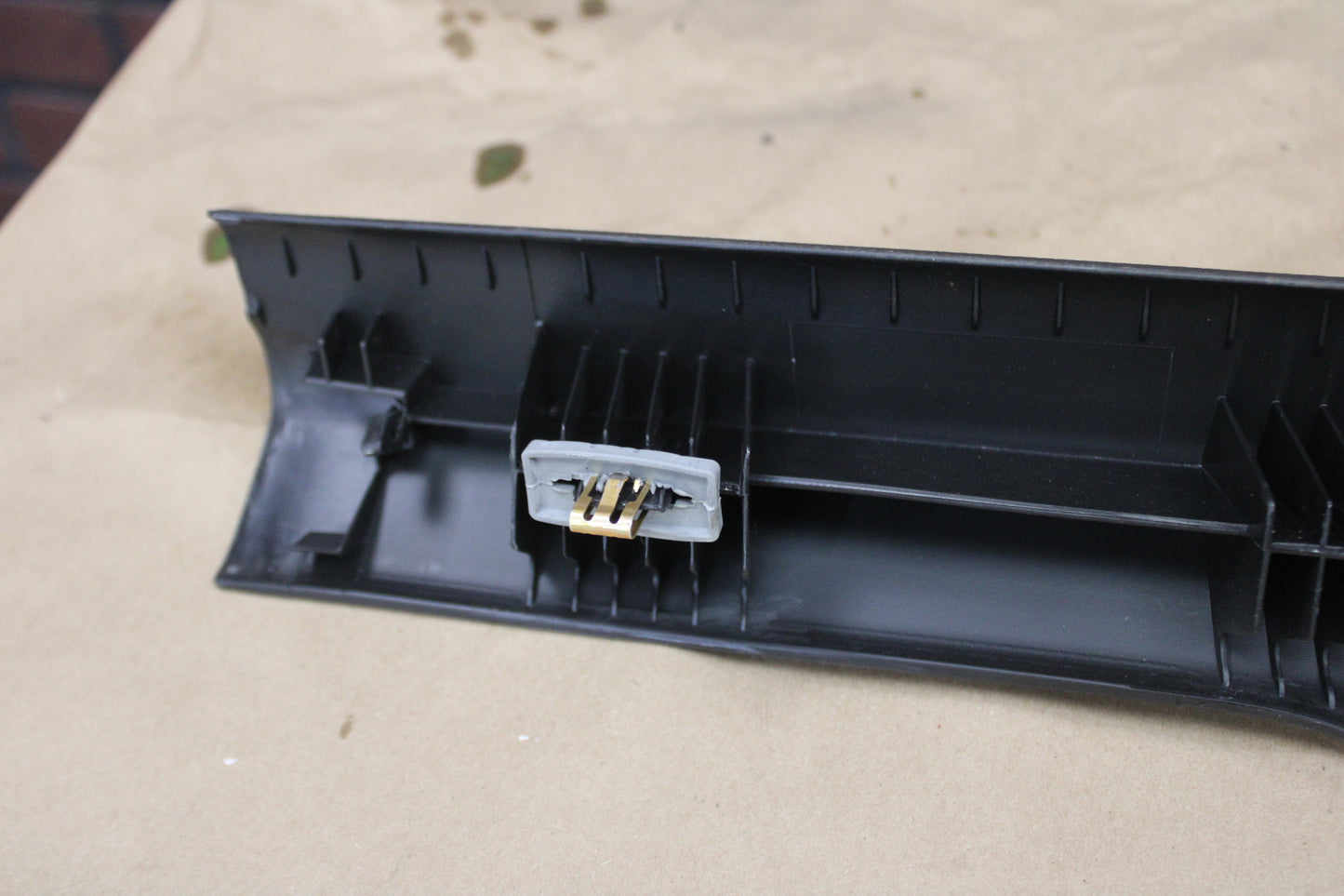 11-23 CHARGER FRONT PASSENGER RH DOOR SILL SCUFF PLATE OEM 1KL46DX9AG
