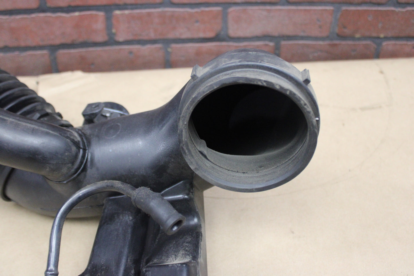2007-2009 SUBURBAN YUKON AIR CLEANER RESONATOR DUCT OEM 15884353