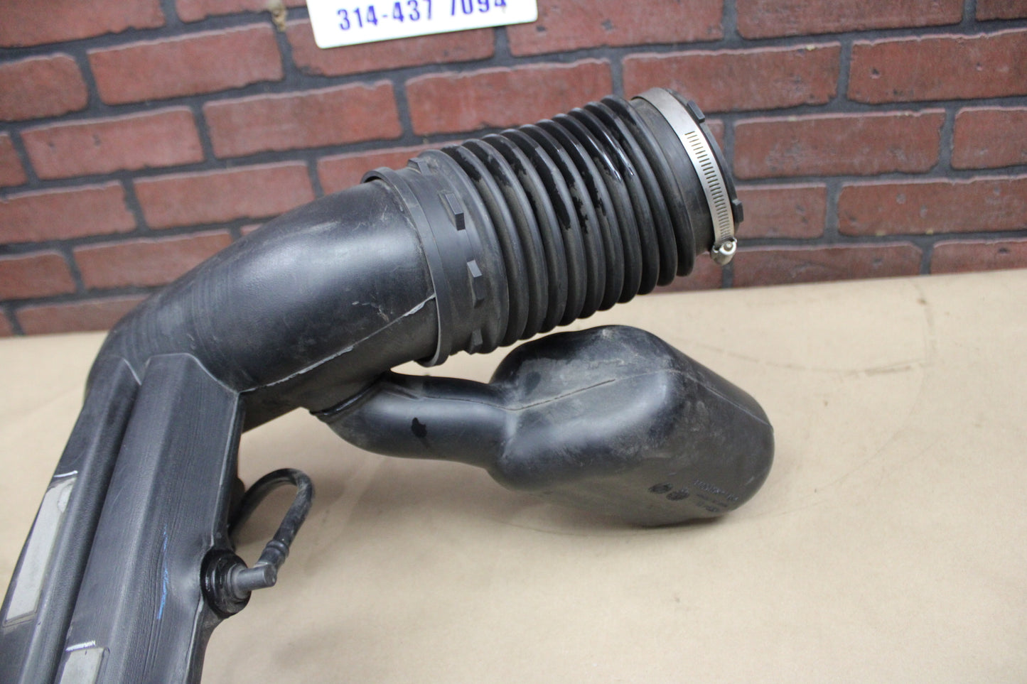 2007-2009 SUBURBAN YUKON AIR CLEANER RESONATOR DUCT OEM 15884353