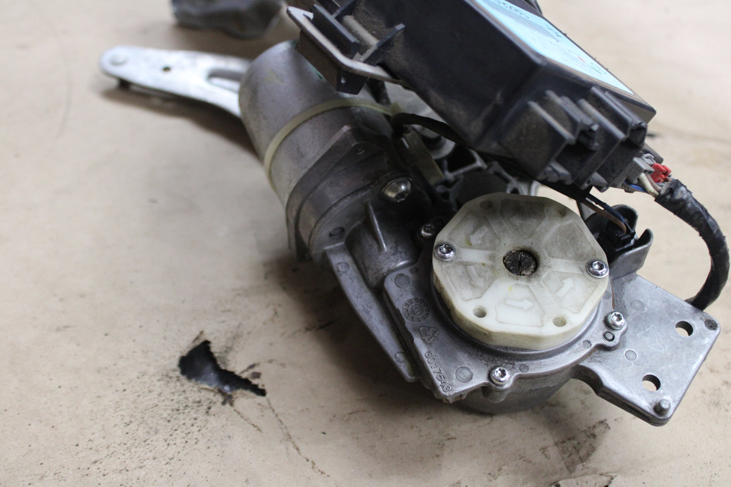 09-14 GM GMC Chevrolet Cadillac Escalade Suburban Tahoe Yukon Liftgate Actuator