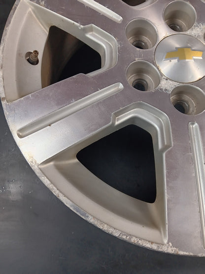 GMC 18x7.5in Single Silver Wheel Rim With Center Cap 5597515