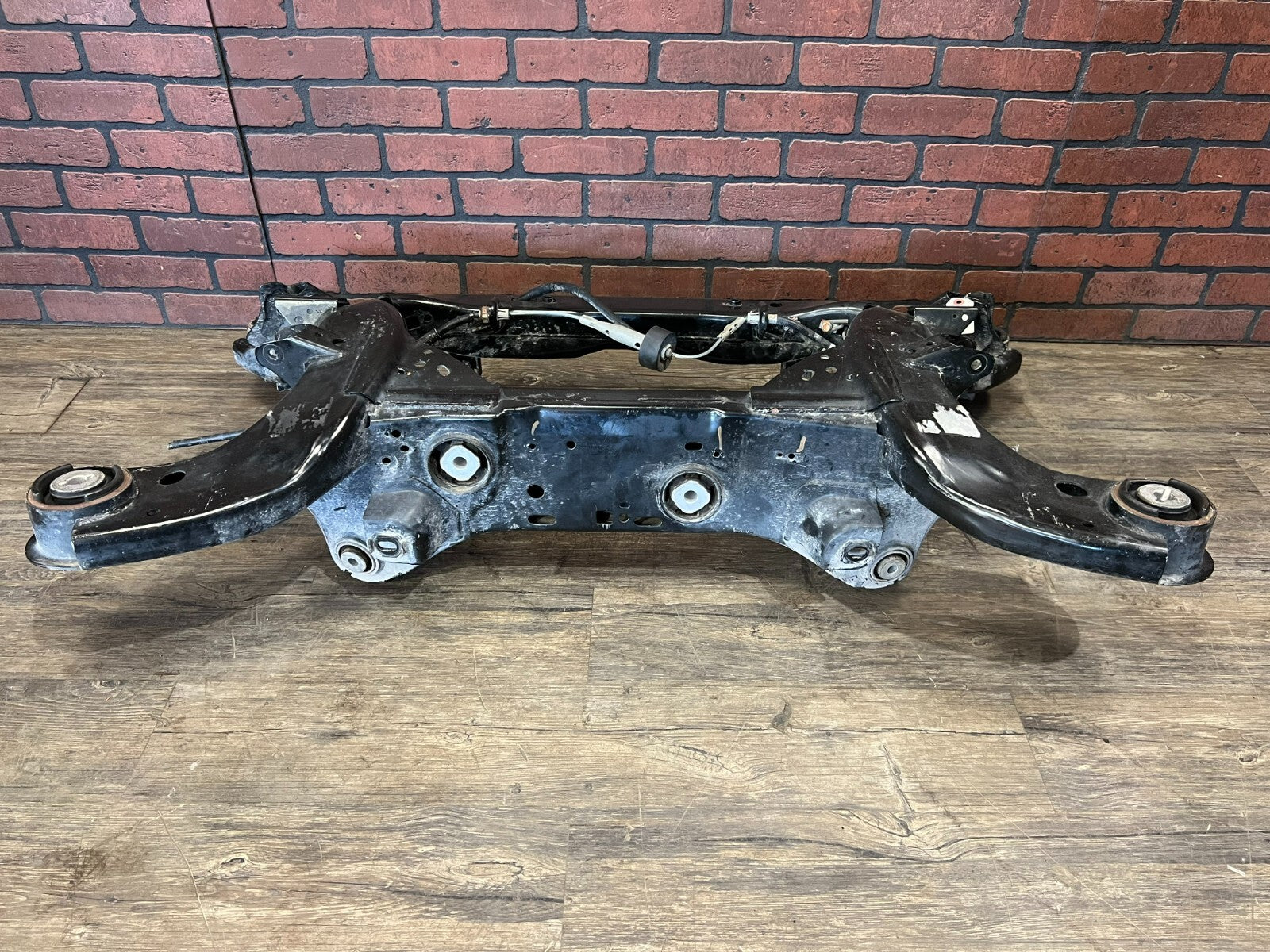 DODGE CHALLENGER R/T SCAT PACK 16-23 OEM REAR AXLE SUSPENSION SUBFRAME CRADLE