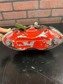 JEEP SRT 8 FRONT RH SIDE BREMBO BRAKE OEM USED, PAINT IS PEELING.