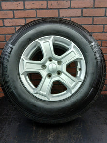 2018-2023 17" Jeep Wrangler Wheel/Tire 5vh23trmaa 17x7.5 9/32 Silver 5-Spoke