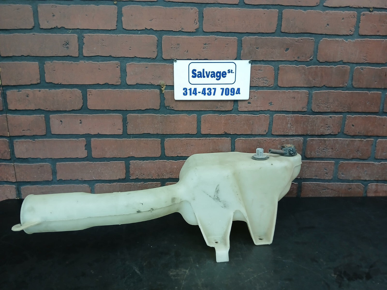 2005-07 Challenger/Charger/300 Windshield Washer Fluid Reservoir Tank 04806009aa