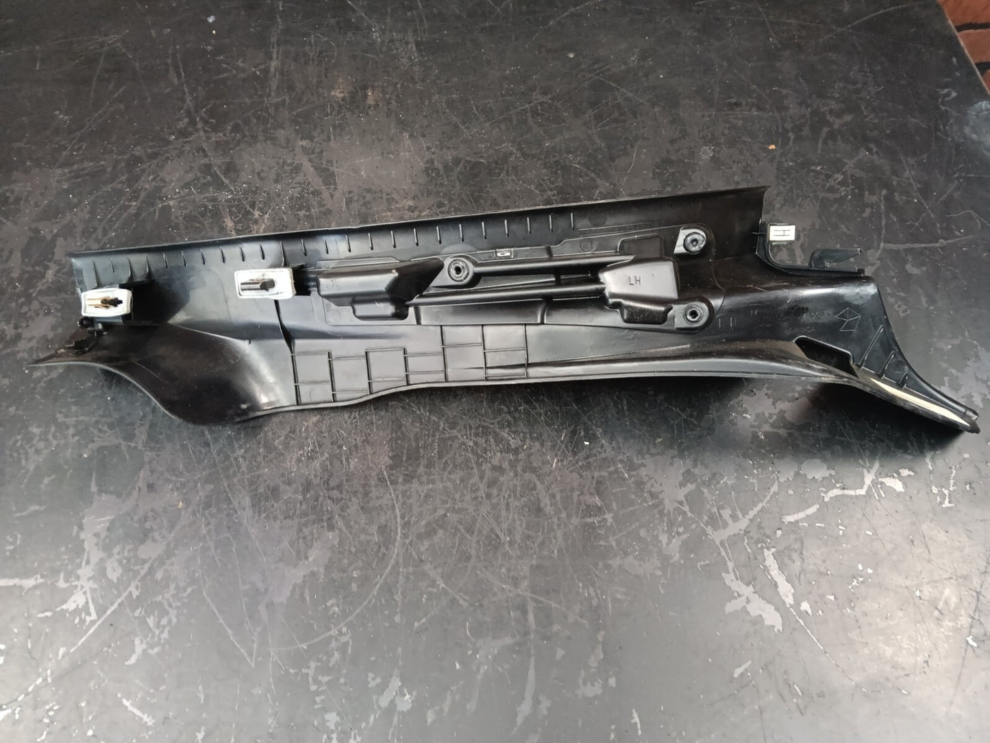 2019-23 Charger 300 Rear Driver LH Side Door Sill Molding Scuff Plate 1kl39dx9ag