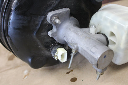 2005-2006 Chrysler 300 SRT Brake Booster Vacuum Master Cylinder 05290836AA